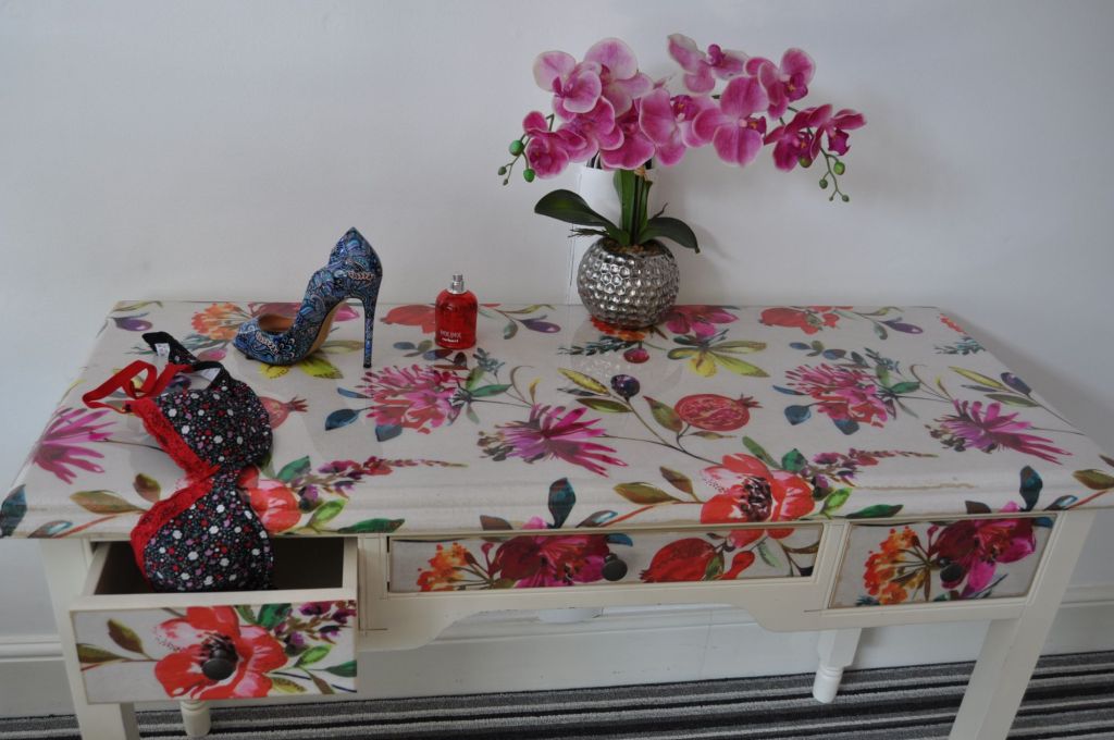 •	Makeup table crafted with epoxy resin. The epoxy resin surface showcases vibrant flowers in various colours, creating a functional yet artistic piece.
 Existing table? Even better, we will revitalise it and incorporate its elements into a new design with epoxy resin. Whether you prefer bold colours, intricate patterns, subtle hues floral abstract shapes or rustic charm designs, we’ve got you covered with heat resistant, food safe, non-toxic work of art!
