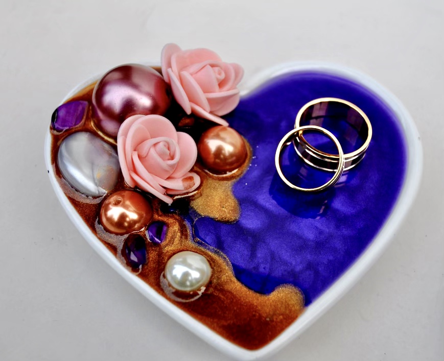 This unique tray combines the elegance of pearls, the beauty of flowers, and the sparkle of gems, all encased in resin. It’s a perfect keepsake for your special day.

