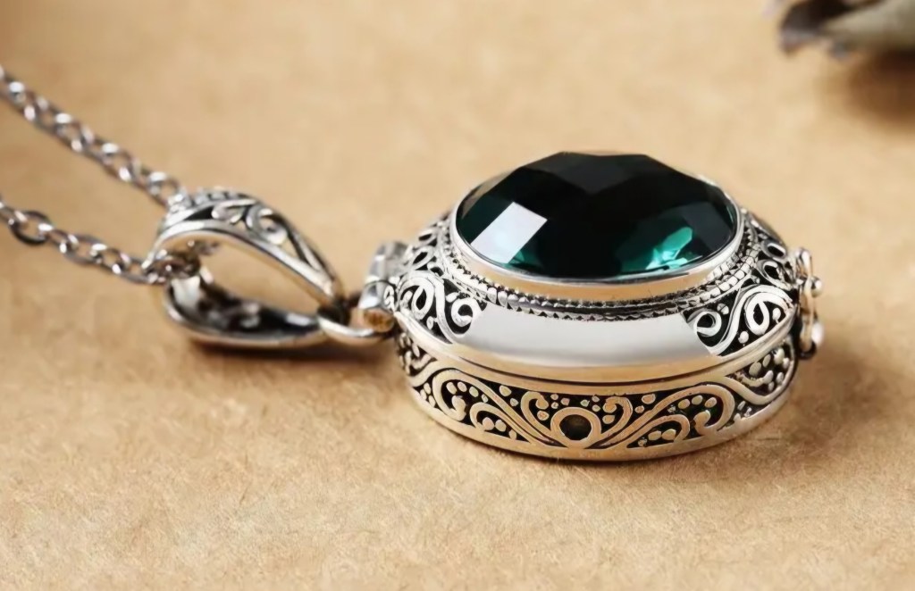 Timeless Elegance: Vintage Silver Necklace with Emerald&nbsp;Gemstone